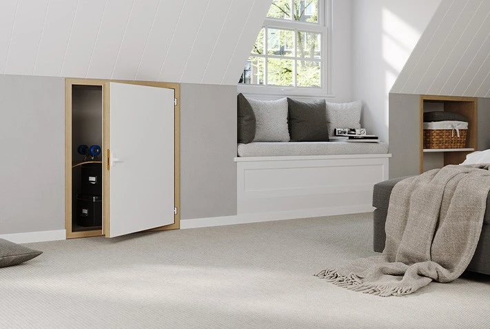 białe drzwi kolankowe w stylowej zabudowie wnęki na poddaszu ze skosami