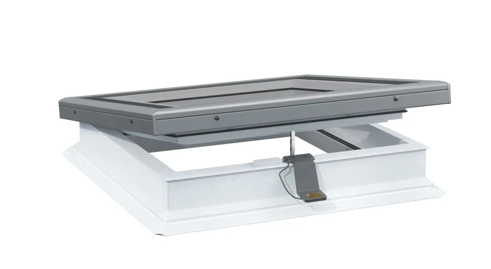 okno dachowe do dachu płaskiego Rooflite+ FRE z otwieraniem elektrycznym, czujnikiem deszczu i energooszczędnym pakietem szybowym