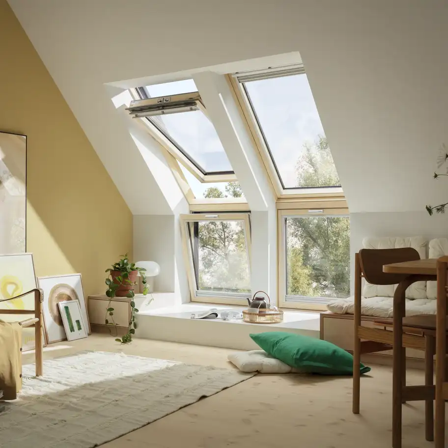 aranżacja salonu na poddaszu z drewnianymi oknami kolankowymi Velux