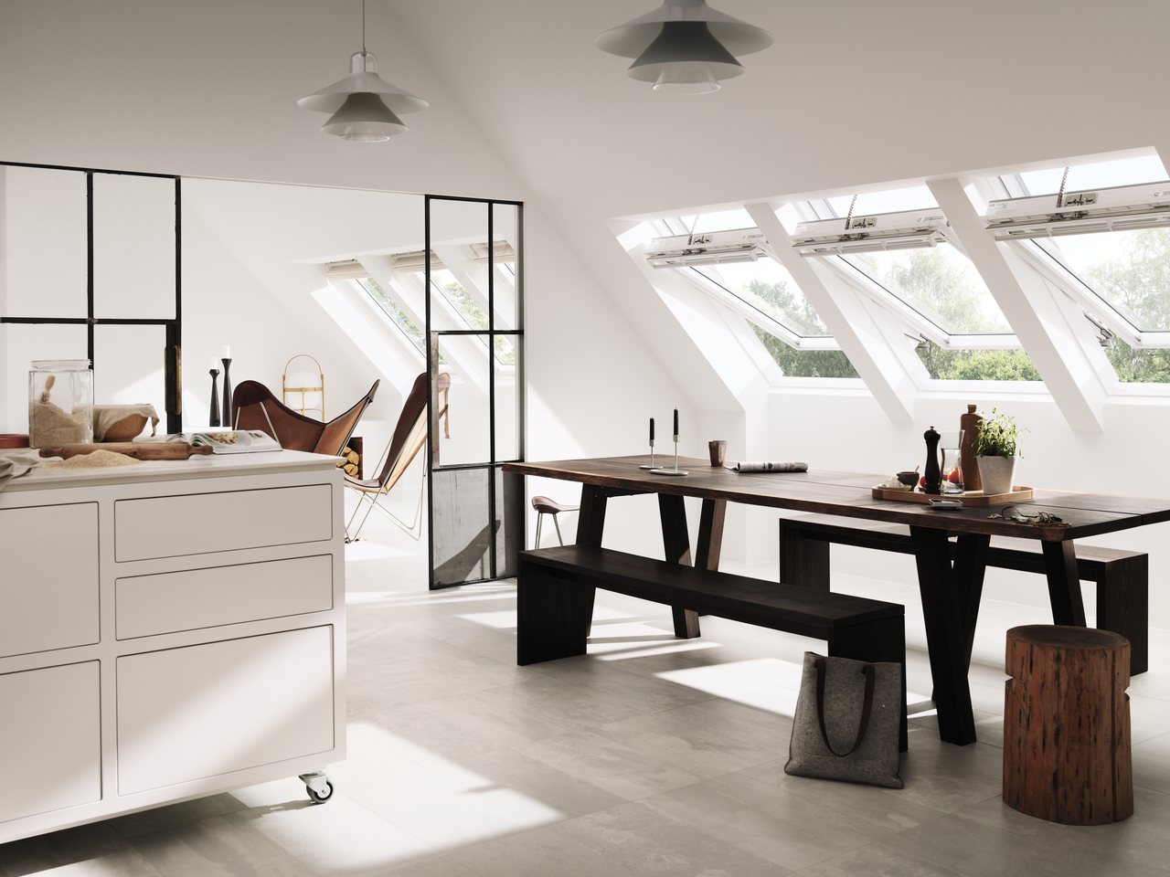nowoczesne poddasze ze stylową aranżacją i oknami dachowymi z optymalną wentylacją