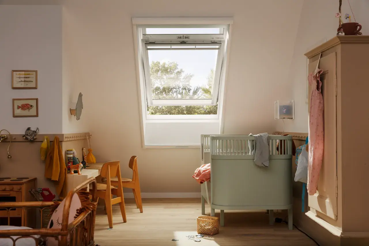 moskitiera do okna dachowego w pokoju dziecięcym na poddaszu