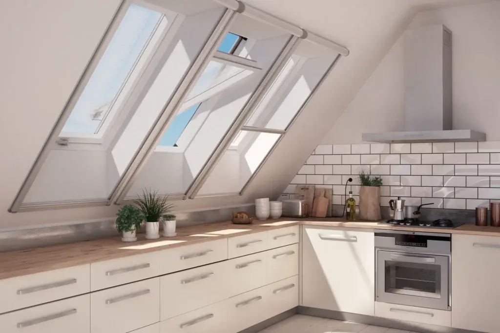 moskitiery do okien dachowych zamontowane w kuchni na poddaszu