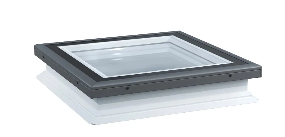 nieotwierane okno do dachu płaskiego Rooflite+ FRF z niskim współczynnikiem przenikania ciepła