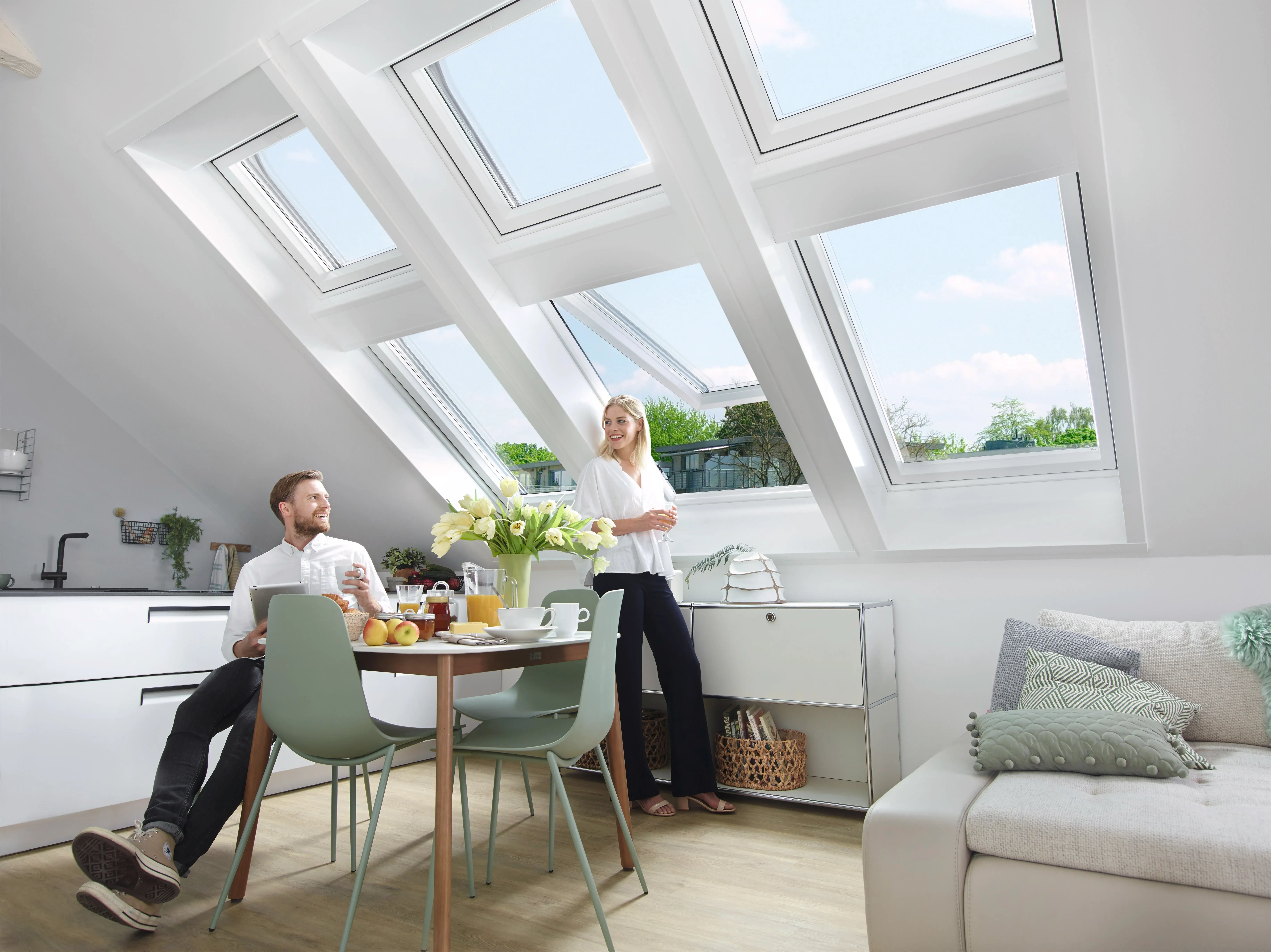okna dachowe marki Roto na stylowo zaaranżowanym poddaszu