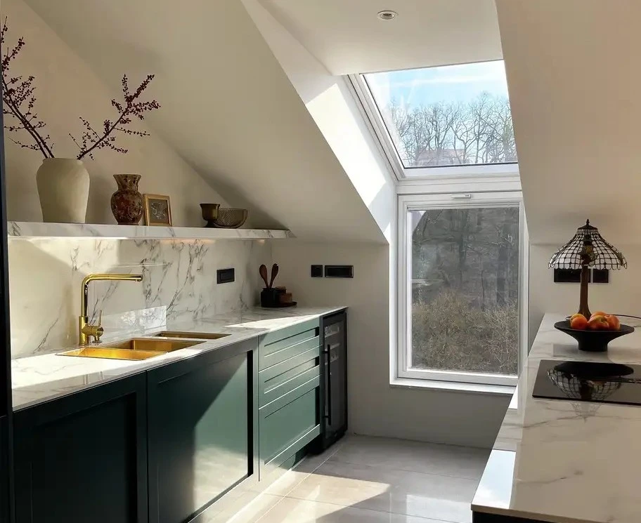 okno kolankowe Velux VIU w kuchni na poddaszu