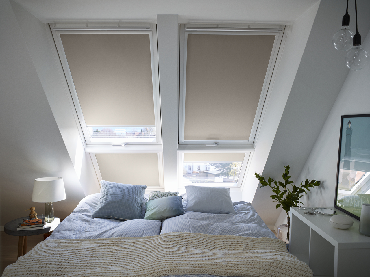 dekoracyjne, zaciemniające rolety wewnętrzne Velux na oknach dachowych w sypialni na poddaszu