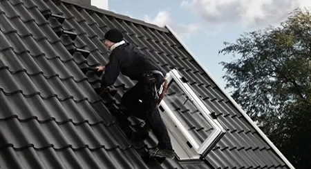 Czy na montaż wyłazu dachowego potrzebujemy pozwolenie — zasady