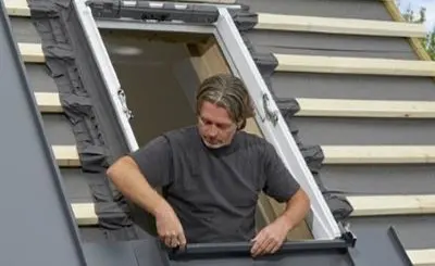Jak zamontować okno dachowe obrotowe?