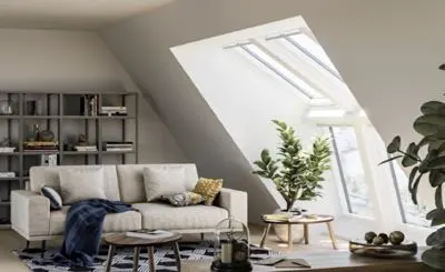 Rola okien dachowych w salonie na poddaszu — dlaczego warto wybrać okna VELUX?