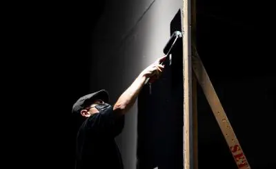 Jak prawidłowo przygotować się do malowania ścian, by uniknąć błędów?
