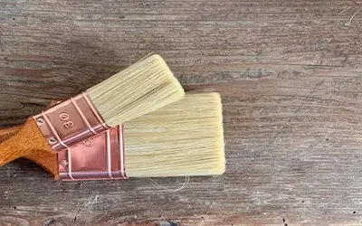 Jak usunąć farbę lateksową z drewnianej powierzchni?