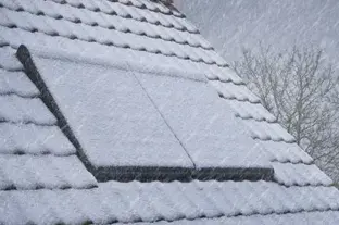 Okna Dachowe Zimą. Jak usuwać z nich śnieg?