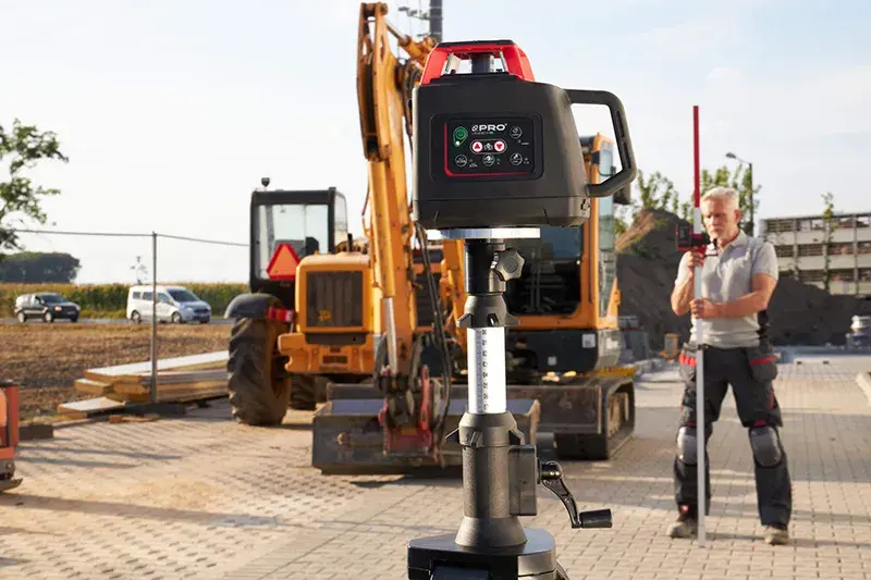 specjalista robi pomiar używając narzędzi laserowych marki PRO