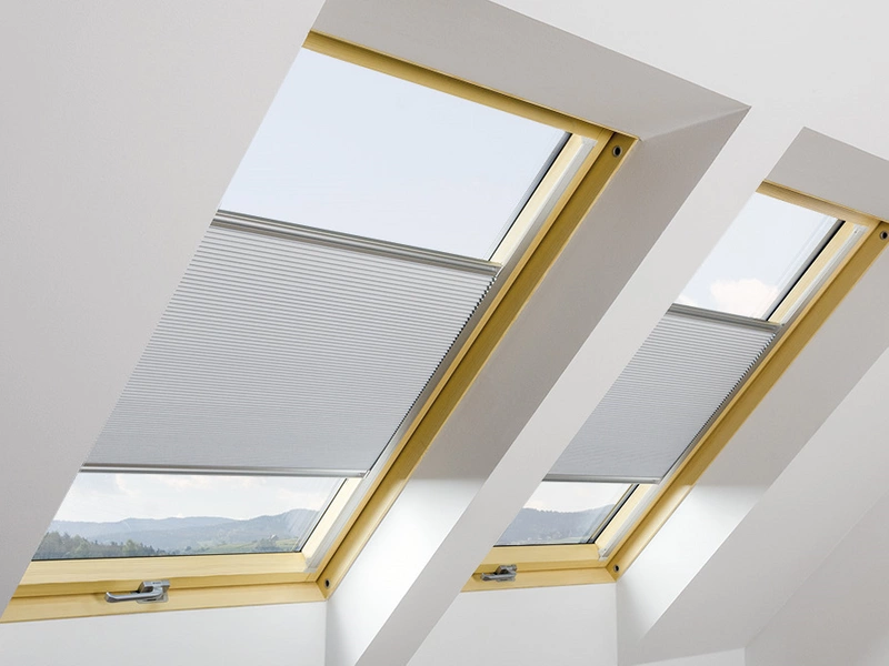 Roleta wewnętrzna do okna dachowego Fakro APF/609 RAL 9010 94x75 zaciemniająca plisowana manualna