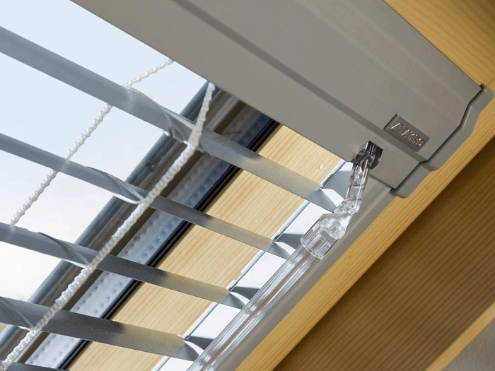 Żaluzja do wewnętrzna okna dachowego Fakro AJP-E24/141 66x140 elektryczna