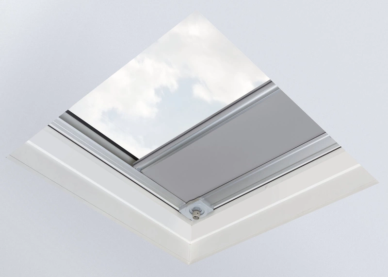 Roleta wewnętrzna do okna dachowego Fakro ARF/D 052 100x100 zaciemniająca manualna