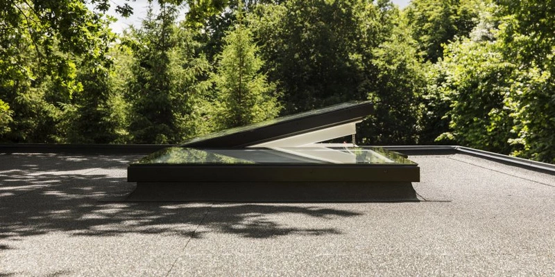 Okno do dachu płaskiego Velux CVU 090060 0325QA 90x60 3-szybowe otwierane solarne