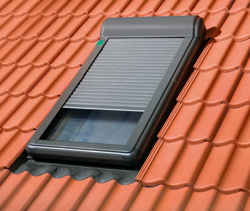 Roleta zewnętrzna do okna dachowego Fakro ARZ Z-W/102 134x60 elektryczna