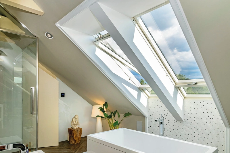 Okno dachowe Fakro FYU-V U4 RAL 7022 94x140 3-szybowe drewniano-poliuretanowe