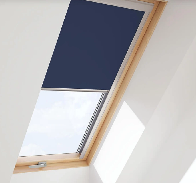Roleta do okna dachowego ROOFLITE+ DUA P10A 4212 VL zaciemniająca granatowa 94x160