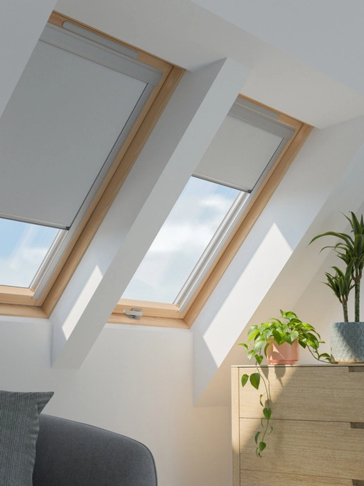 Roleta do okna dachowego ROOFLITE+ DUA U8A 4204 VL zaciemniająca jasny szary 134x140