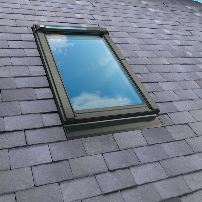 Okno dachowe Fakro FTP-V U4 RAL 7022 ZW SOL 55x98 3-szybowe drewniane solarne
