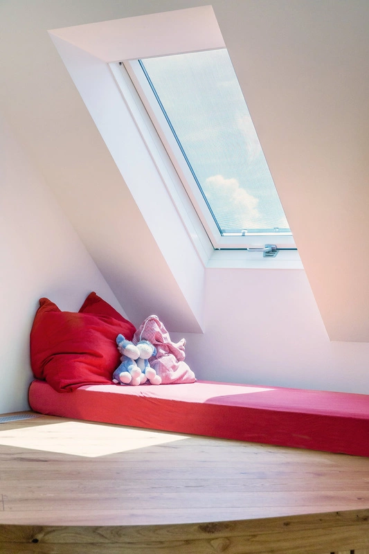 Okno dachowe Fakro FYU-V U4 RAL 7022 114x140 3-szybowe drewniano-poliuretanowe