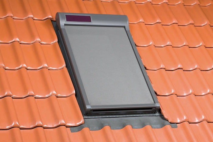 Markiza zewnętrzna do okna dachowego Fakro AMZ SOL/089 RAL 7022 94x118 solarna