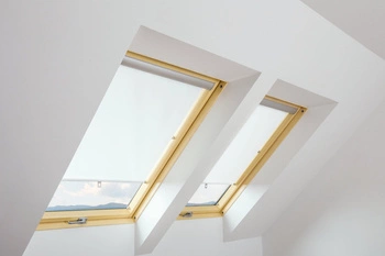 Roleta wewnętrzna do okna dachowego Fakro ARS/203 55x118 rozpraszająca manualna