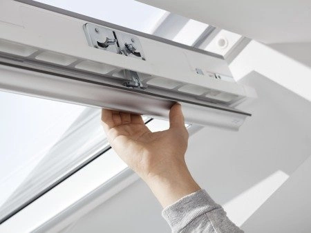 Okno dachowe Velux GLU FK06 0561 66x118 3-szybowe drewniano-poliuretanowe czarne