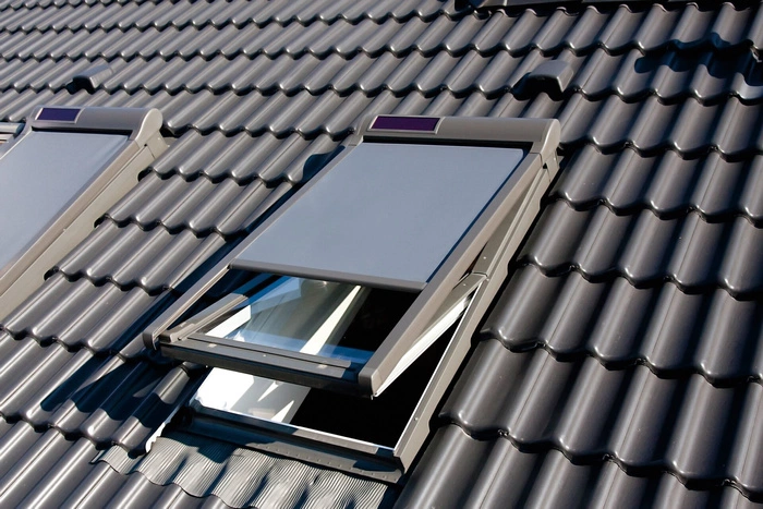 Markiza do okna dachowego FAKRO AMZ ZW Sol 090 RAL 7016 RC 55x140 solarna
