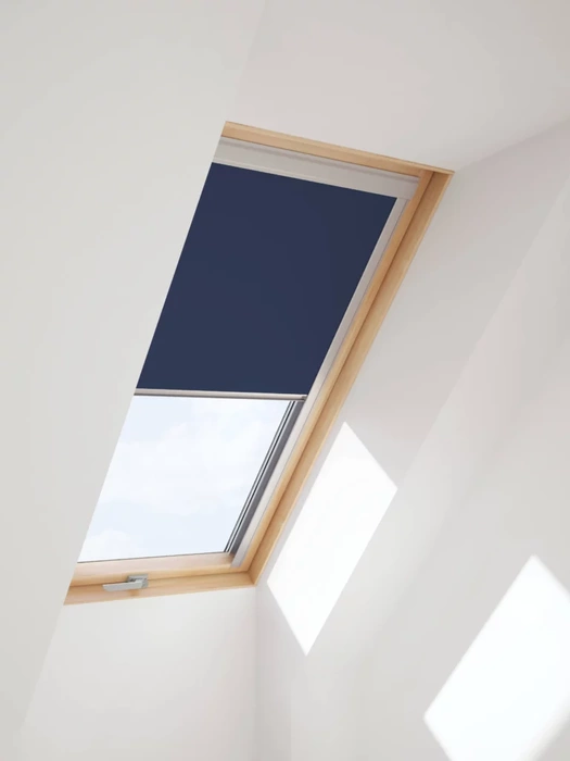 Roleta do okna dachowego ROOFLITE+ DUA P6A 4232 VL zaciemniająca ciemno turkusowa 94x118