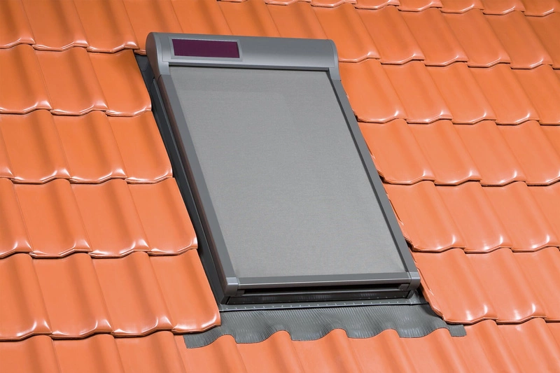 Markiza zewnętrzna do okna dachowego Fakro AMZ SOL/089 RAL 7022 55x70 solarna