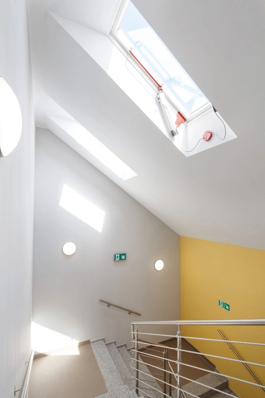 Okno oddymiające Fakro FSU P2 RAL 7022 114x118 2-szybowe drewniano-poliuretanowe