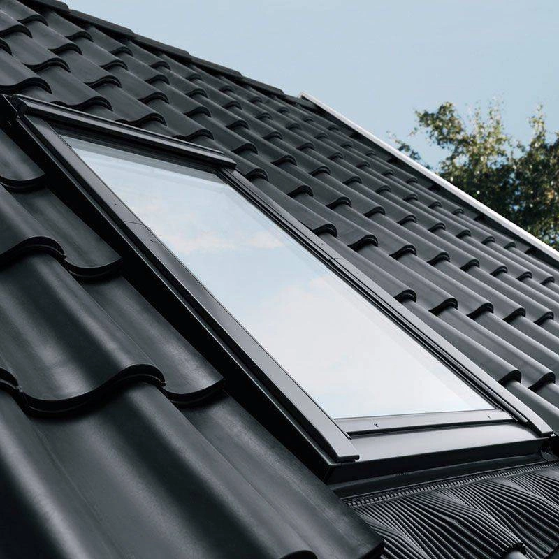 Zestaw okno dachowe VELUX GLL 1561B MK06 3-szybowe drewniane + kołnierz EDW 2500 falisty 78x118 czarne
