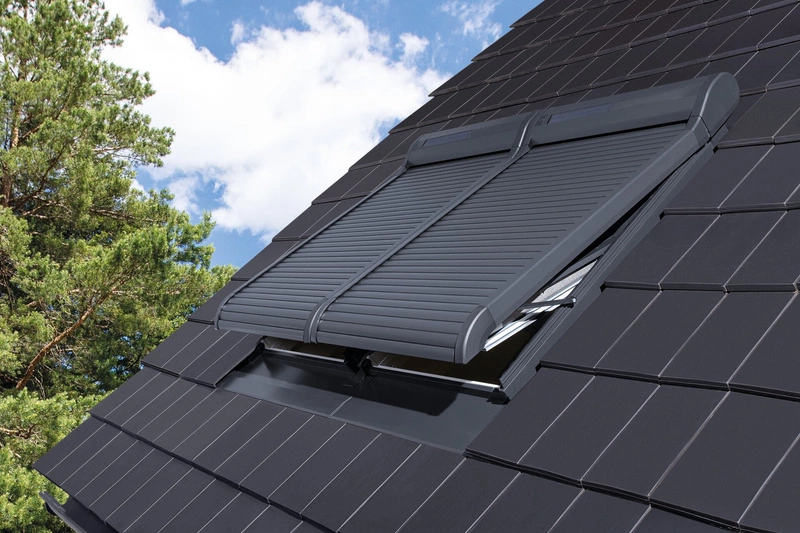 Roleta zewnętrzna do okna dachowego FAKRO ARZ Komfort Solar 102 66x98 solarna - wyprzedaż