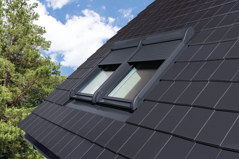 Roleta zewnętrzna do okna dachowego FAKRO ARZ Komfort Solar 102 66x98 solarna - wyprzedaż