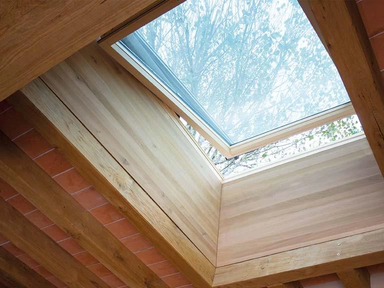 Okno dachowe ROTO Designo R49 RotoTronic 94x140 drewniane 3-szybowe radiowe