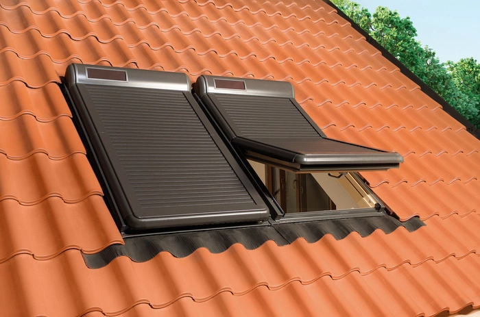 Roleta zewnętrzna do okna dachowego Fakro ARZ ZW Sol 106 RC 55x140 solarna