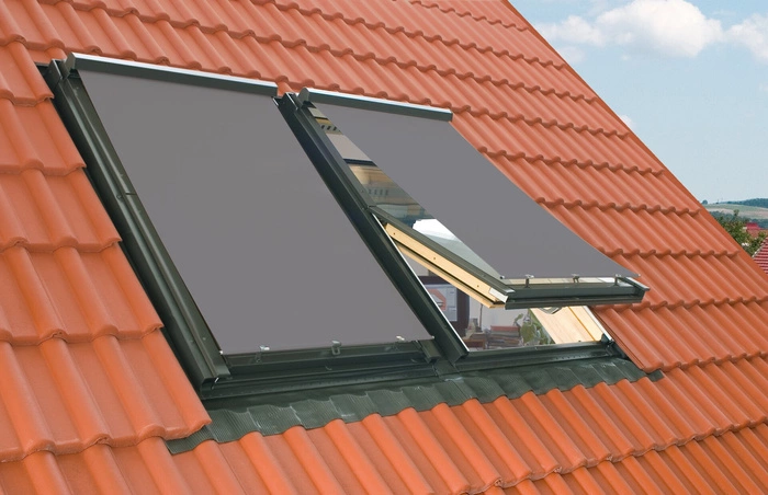 Markiza zewnętrzna do okna dachowego Fakro AMZ/092 RAL 7016 55x118 manualna