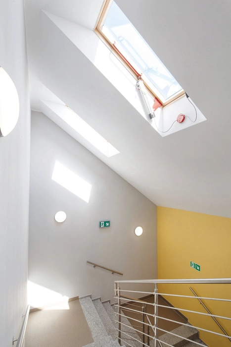 Okno oddymiające Fakro FSP P2 RAL 7022 94x140 2-szybowe drewniane