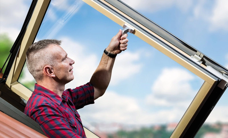 Okno dachowe wyłązowe Fakro FWP/L U5 RAL 7022 94x98 3-szybowe drewniane