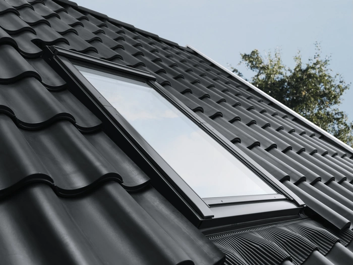 Kołnierz do okna dachowego Velux EDW MK08 2500 czarny  78x140 do pokryć wysokoprofilowanych