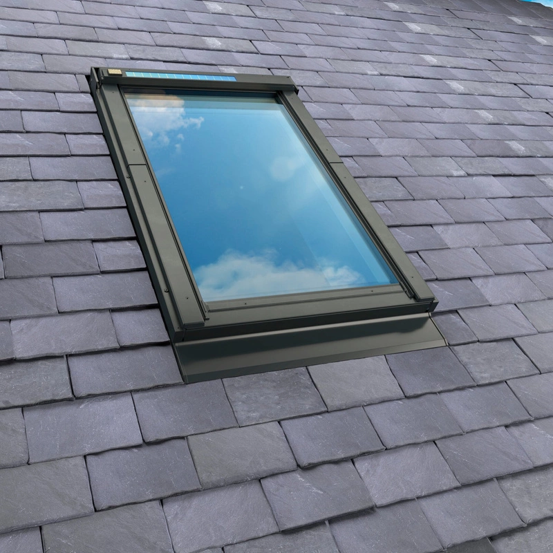 Okno dachowe Fakro FTP-V U4 RAL 7022 ZW SOL 55x98 3-szybowe drewniane solarne