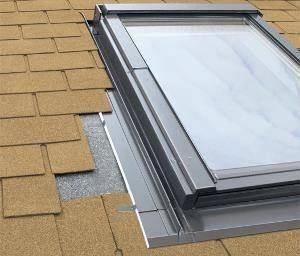 Kołnierz do okna dachowego Fakro ESJ RAL 7022 114x140 do pokryć płaskich