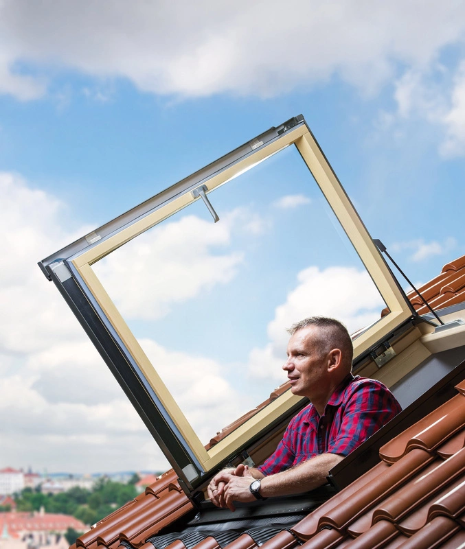 Okno dachowe wyłazowe Fakro FWP U5 RAL 7022 94x118 3-szybowe drewniane