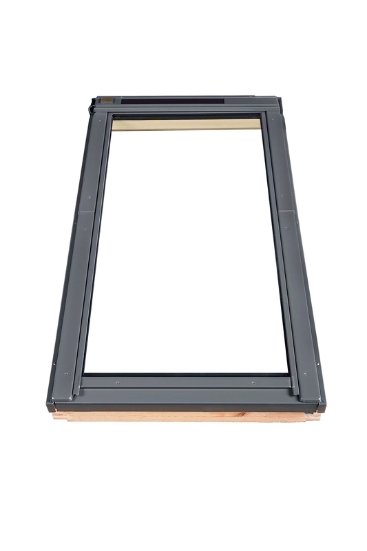 Okno dachowe Fakro FTP-V U4 RAL 7022 ZW SOL 55x78 3-szybowe drewniane solarne