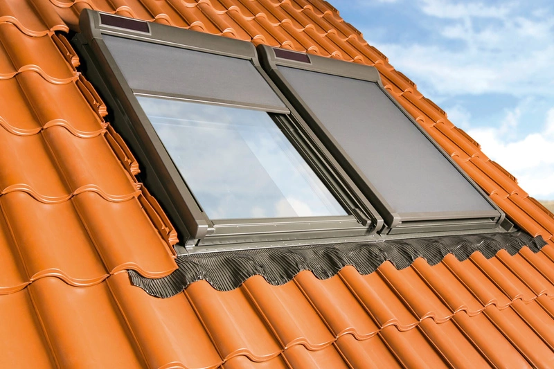 Markiza zewnętrzna do okna dachowego Fakro AMZ ZW Sol 089 RAL 7022 RC 114x66 solarna