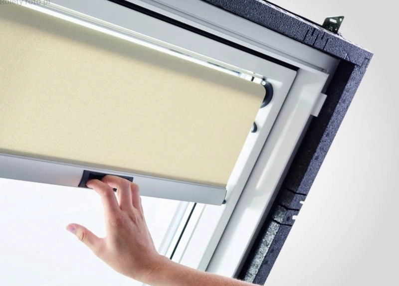 Roleta na okno dachowe ROTO dzienna ZRS R4/R7 114x140 Standard manualna 1-R01 biała