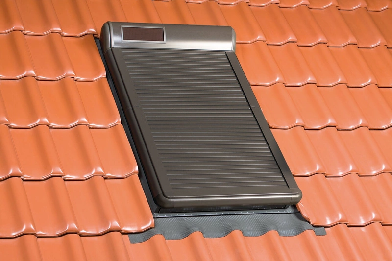 Roleta zewnętrzna do okna dachowego Fakro ARZ ZW Sol 102 RC 78x160 solarna